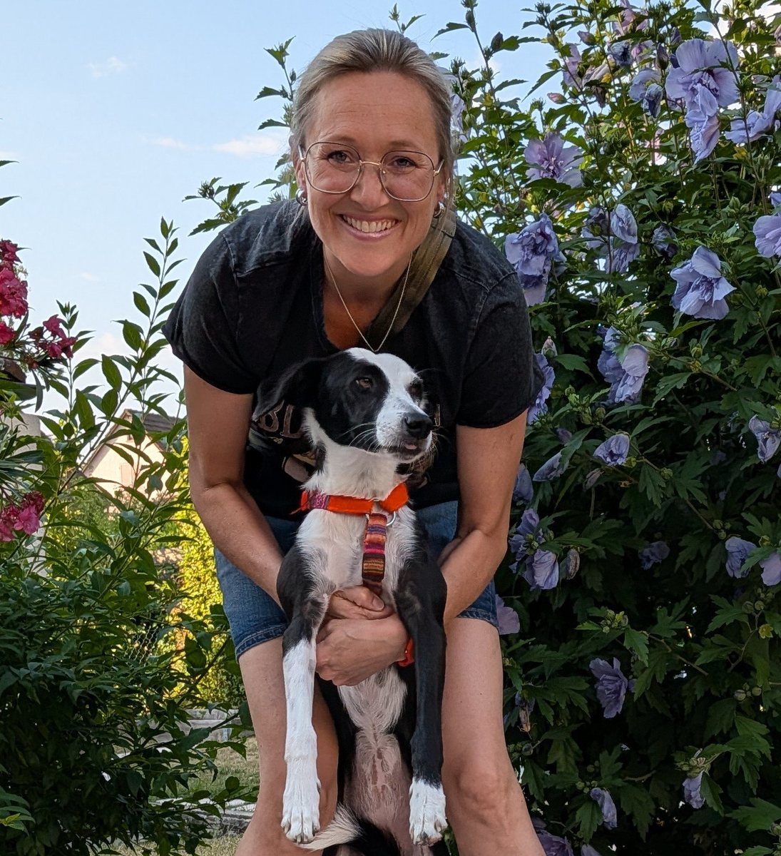Dr. Julia Schäfer mit einem der Hunde im Garten