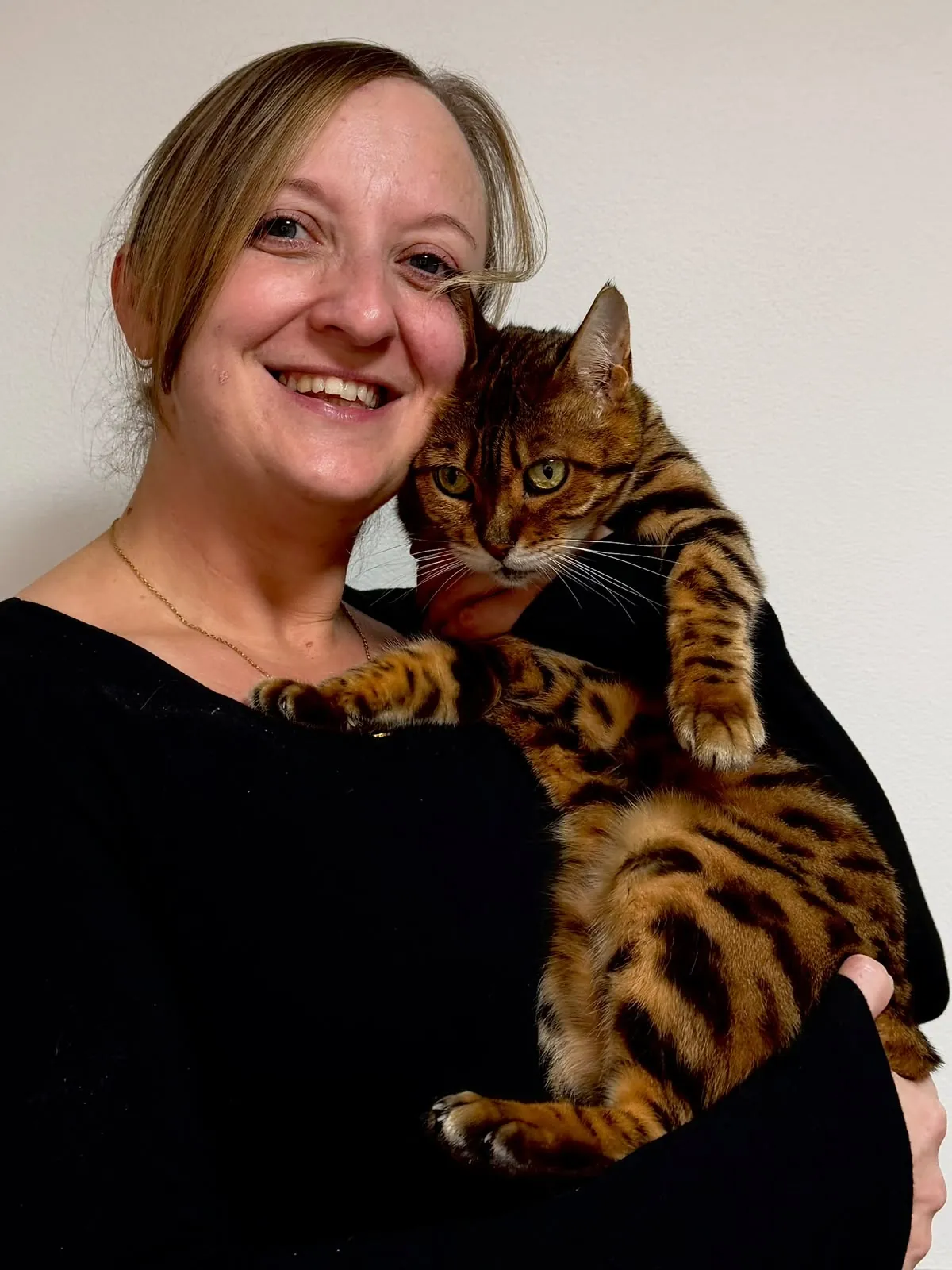 Marléne Schuster mit einer Bengalkatze auf dem Arm