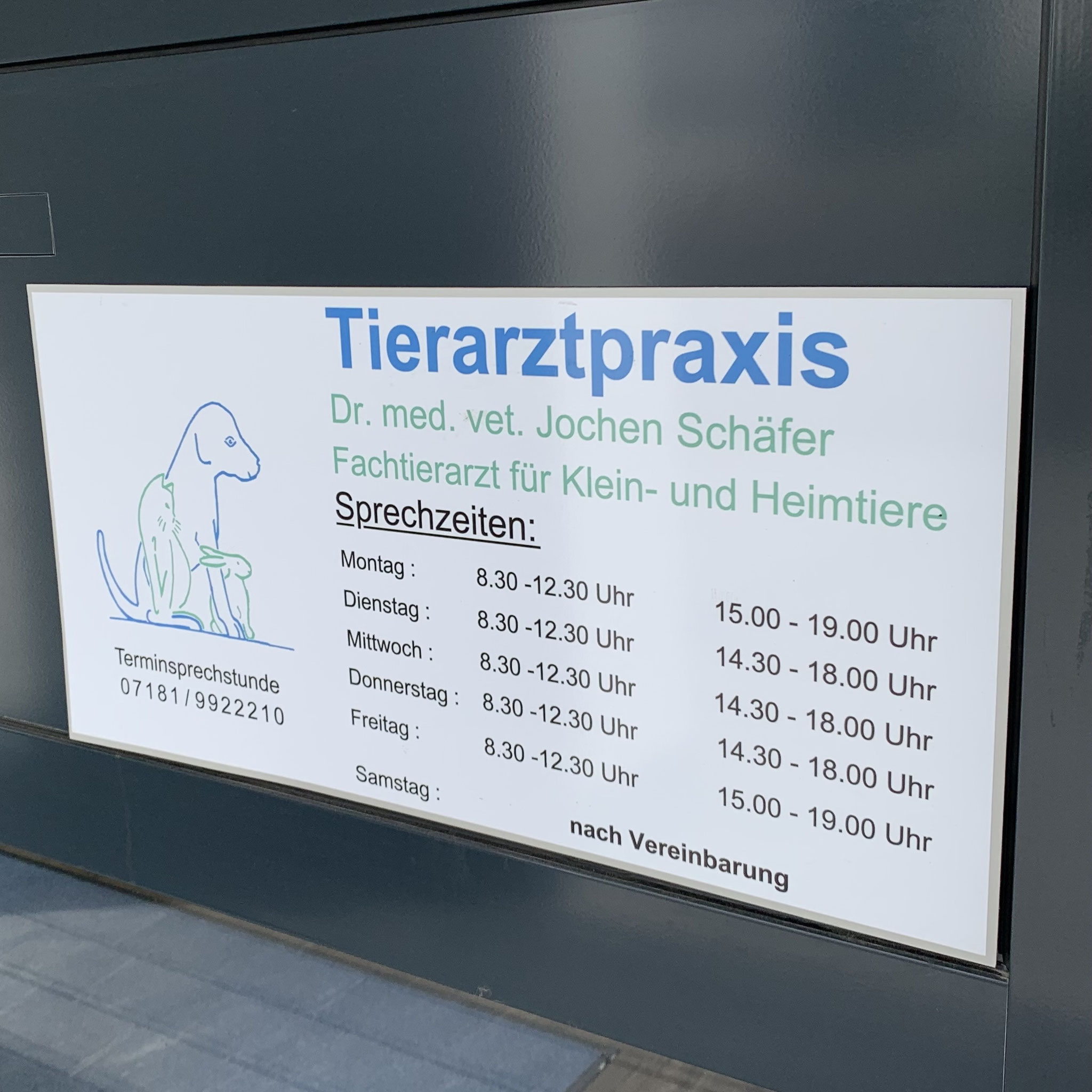 Praxisschild mit Sprechzeiten am Eingang