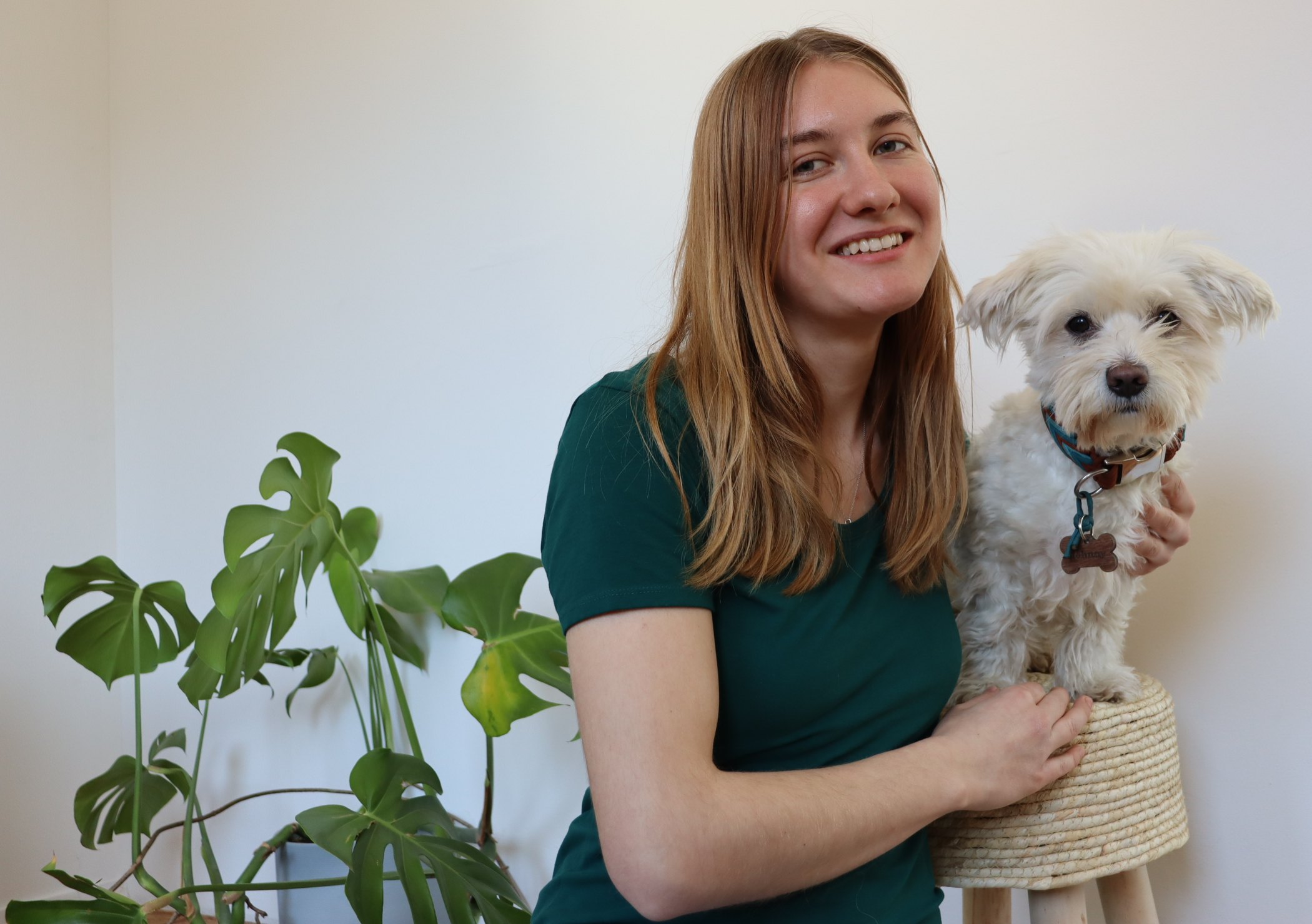 Tiermedizinische Fachangestellte Sarah Wahl mit einem kleinen weißen Hund